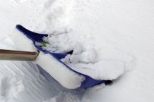 Schneeräumgeräte und -utensilien bereit stellen