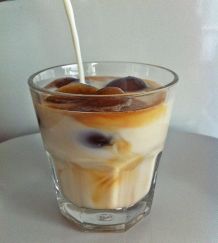 Kalte Milch mit Chai-Tee-Eiswürfeln