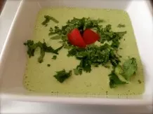 Kalte Koriander-Avocado-Kokos-Suppe - vegetarisch