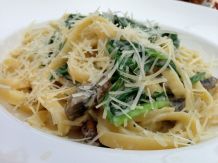 Linguine in cremiger Käse-Pilz-Spinat-Soße - vegetarisch