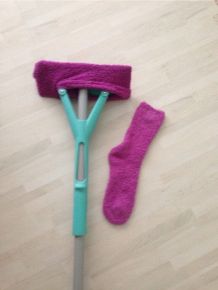 Laminatboden mit Kuschelsocken wischen