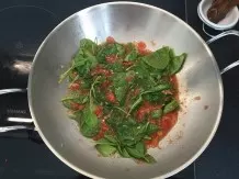 Leckere vegane Tomatensoße mit cremiger Cashew-Soße
