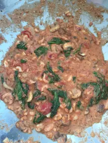 Nudeln mit Tomaten-Cashew-Creme-Soße und Shrimps