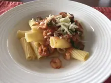 Nudeln mit Tomaten-Cashew-Creme-Soße und Shrimps