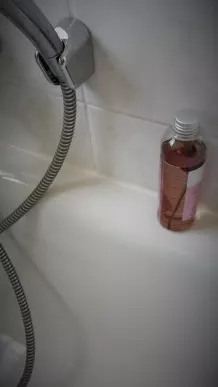 Eingetrocknetes Badeöl in der Badewanne entfernen