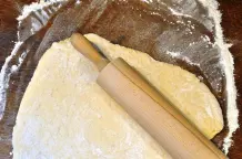 Fertig-Pizzateig eignet sich auch für Obstkuchen