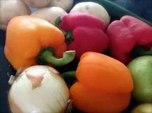 Gemüse und Obst putzen ohne Dreck auf der Arbeitsplatte