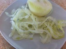 Hauchdünne Zwiebelscheiben schneiden