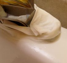 Kalk von Armaturen mit Küchenpapier entfernen
