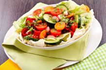 Frischer Salat mit gerösteter Paprika