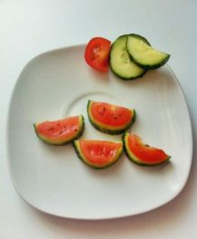 Kleine Melonen aus Gurken und Tomaten