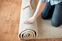 Klebebandreste vom Laminat entfernen