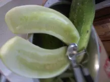 Überreiche Bauerngurken-Ernte für Gazpacho verwerten