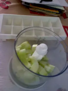 Überreiche Bauerngurken-Ernte für Gazpacho verwerten
