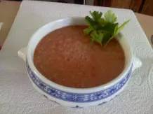 Überreiche Bauerngurken-Ernte für Gazpacho verwerten