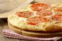 Sommerpizza - Pizza mit Tomaten