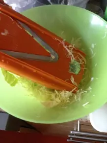 Zwiebelhackröllchen mit Spitzkohlkrautsalat