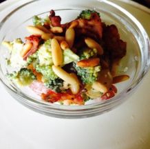Brokkoli Salat mit Pinienkernen und Bacon