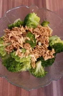 Brokkoli Salat mit Pinienkernen und Bacon
