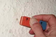 Flecken an Wand und Decke mit Radiergummi entfernen