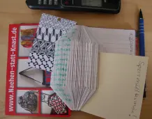 Upcycling: Notizhalter aus Katalog oder kleiner Kladde