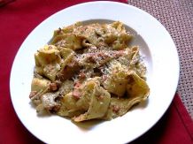Breite Bandnudeln mit Walnuss Pesto & vegetarischem Schinken