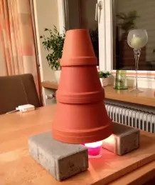 Heizen mit Kerzen und Tontöpfen für Sparfüchse
