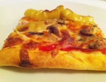 Knuspriger Pizzaboden mit Honig