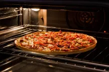 Vorsicht beim Backen von Pizza auf einem Rost