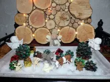 Deko Weihnachtsbäume aus Tannenzapfen