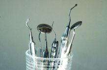 Dentalinstrumente vom Zahnarzt zum Ritzen reinigen und mehr