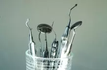 Dentalinstrumente vom Zahnarzt zum Ritzen reinigen und mehr