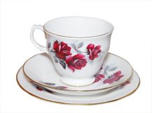 Etagere aus Sammeltassen zum Aufbewahren für Schmuck