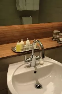 Wenige Spritzflecken am Badezimmerspiegel schnell entfernen