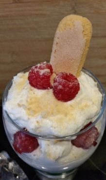 Leckeres Dessert mit Himbeeren