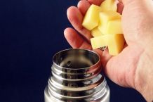 Thermoskannen mit Kartoffeln reinigen