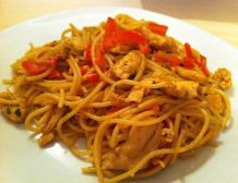 Gebratene Spaghetti mit Hühnerbrust - asiatisch