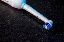 Aufsatz von elektrischer Zahnbürste reinigen