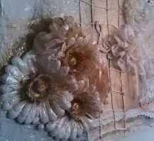 Acrylbild mit Blütenblättern einer Plastikblume