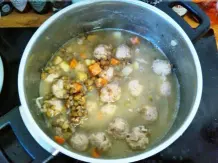 Linsensuppe mit Hackfleischklöße und Gemüse