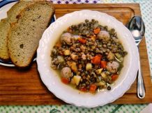Linsensuppe mit Hackfleischklöße und Gemüse