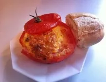 Leckeres Frühstücksei in der Tomate