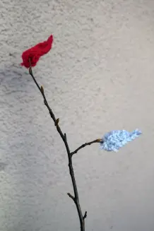 Herbstblätter häkeln und Äste dekorieren