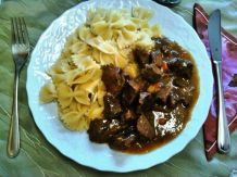 Saftgulasch mit Nudeln oder Kartoffeln