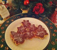Einfache Plätzchen mit Johannisbeergelee und Schokolade