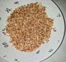 Knuspriges Dessert-Topping: karamellisierte Kokosflocken