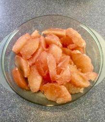 Grapefruit auf Vorrat schälen