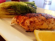 Gebratener Romanasalat mit Hühnchen