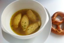 Leckere Grießnockerlsuppe (Grießklößchensuppe)