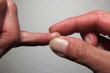 Fingerkuppendrücken gegen Schluckauf